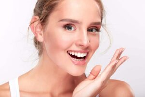 an image of a lady with porcelain veneers